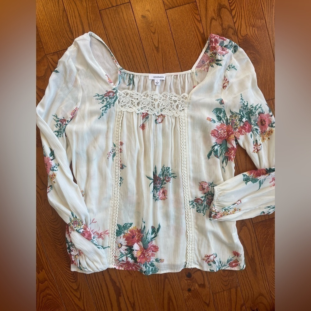 🎉2/$10 Eyeshadow Floral Flowy Blouse Large - Picture 3 of 6